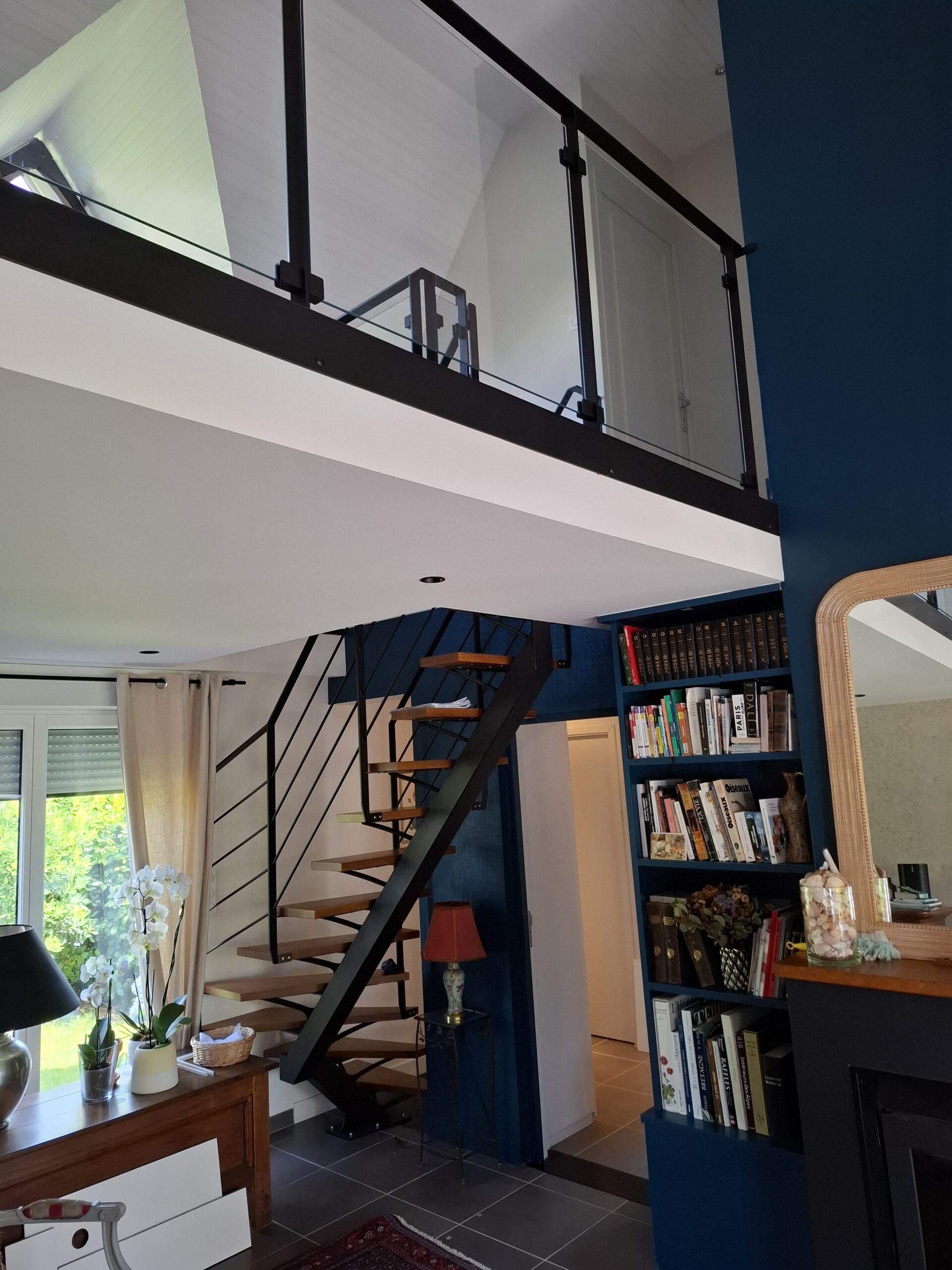 Escalier limon central et garde-coprs acier / verre